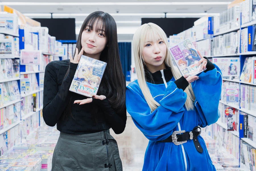 アニメも音楽も、「好き」に向き合い続ける——Little Glee MonsterのMAYUさん＆結海さん初めてふたりでお買い物！【店舗貸切！お小遣いアニメイト】-21