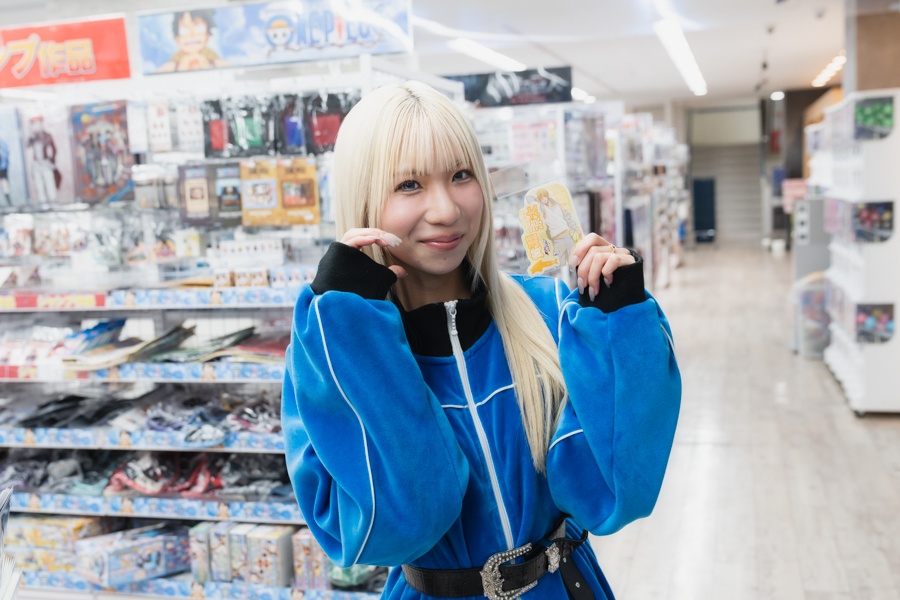 アニメも音楽も、「好き」に向き合い続ける——Little Glee MonsterのMAYUさん＆結海さん初めてふたりでお買い物！【店舗貸切！お小遣いアニメイト】-11