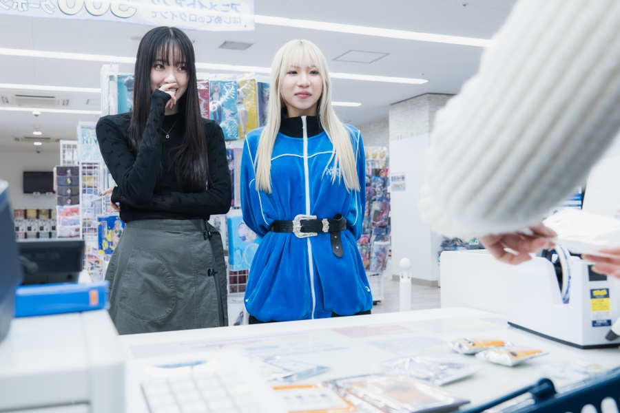 アニメも音楽も、「好き」に向き合い続ける——Little Glee MonsterのMAYUさん＆結海さん初めてふたりでお買い物！【店舗貸切！お小遣いアニメイト】-29