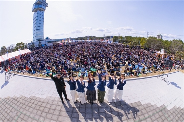 ▲左から蝶野正洋さん（特別出演）、七瀬亜深さん、米澤円さん、大地葉さん、高森奈津美さん、佐倉綾音さん、渕上舞さん