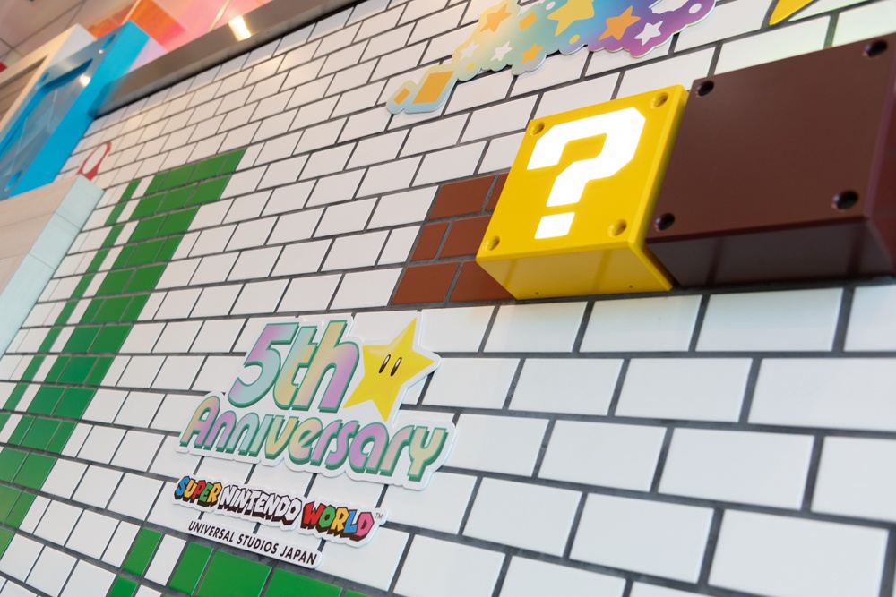 “無敵”のキラキラメニュー＆アイテムが盛りだくさん！ 5周年を迎えた「スーパー・ニンテンドー・ワールド™」で出会えるアニバーサリーグッズ＆フードをフォトレポートでご紹介！-4