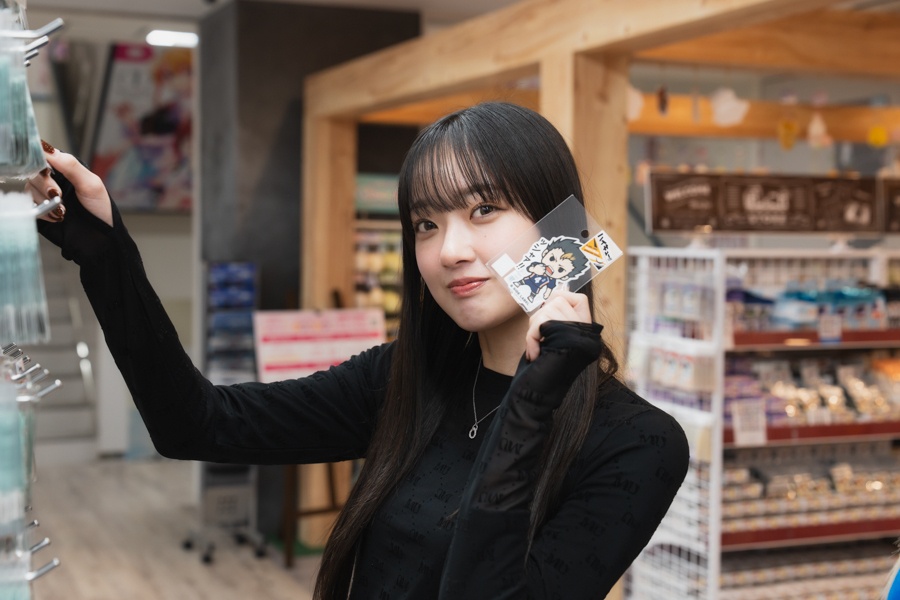 アニメも音楽も、「好き」に向き合い続ける——Little Glee MonsterのMAYUさん＆結海さん初めてふたりでお買い物！【店舗貸切！お小遣いアニメイト】-3