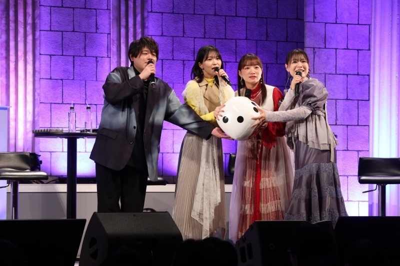 『ダンまち』アニメ10周年スペシャルイベント「Aedes Vesta -聖火の軌跡-」レポート｜原作・大森藤ノ先生書き下ろしのカオスな朗読劇に大爆笑!?　そして、アニメ第6期の制作も発表に！-2