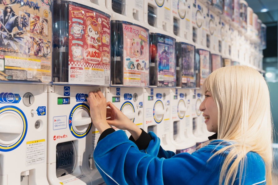 アニメも音楽も、「好き」に向き合い続ける——Little Glee MonsterのMAYUさん＆結海さん初めてふたりでお買い物！【店舗貸切！お小遣いアニメイト】-16