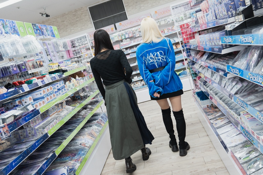 アニメも音楽も、「好き」に向き合い続ける——Little Glee MonsterのMAYUさん＆結海さん初めてふたりでお買い物！【店舗貸切！お小遣いアニメイト】-27