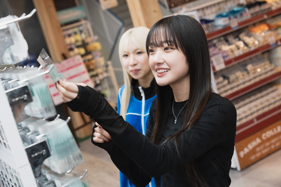 アニメも音楽も、「好き」に向き合い続ける——Little Glee MonsterのMAYUさん＆結海さん初めてふたりでお買い物！【店舗貸切！お小遣いアニメイト】-2