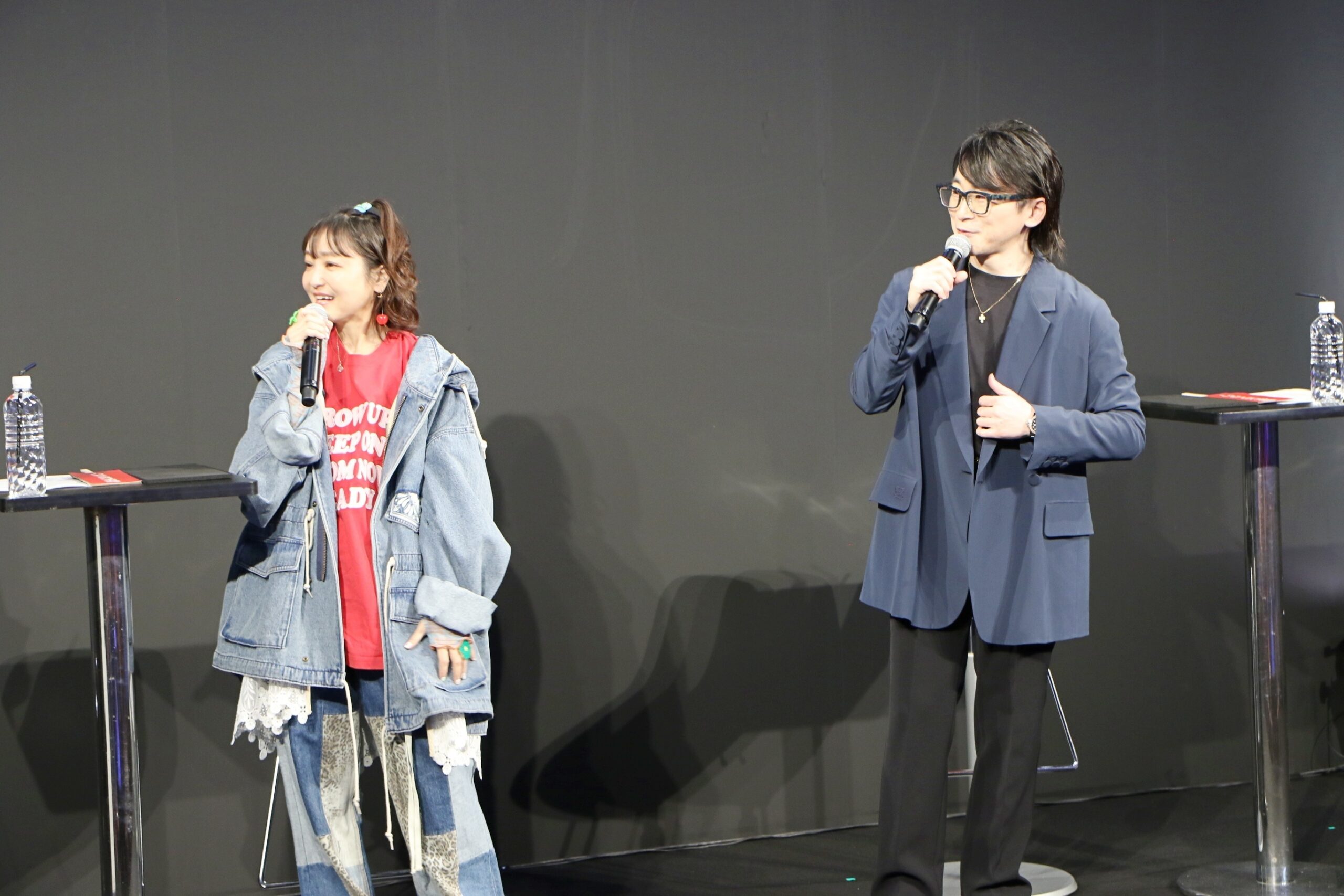 金田朋子さんのあるモノに対する持論に阿部敦さんも仰天!?  春アニメ『女神「異世界転生何になりたいですか」 俺「勇者の肋骨で」』ステージレポート【AJ2026】-6