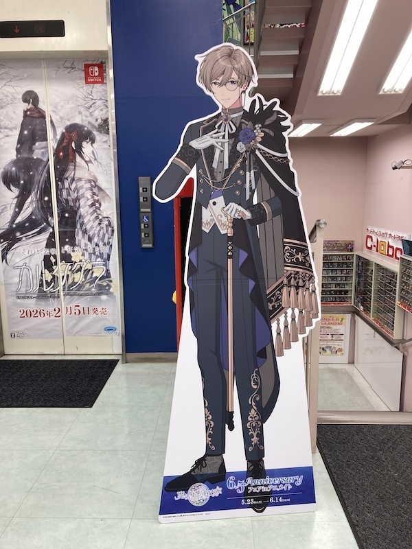 全国のアニメイトで「初めまして」そして「ようこそ」──「『魔法使いの約束』6.5Anniversary フェアinアニメイト」開催を記念して設置される魔法使いたちのスタンディパネルをまるっとご紹介！【フォトレポート】-2