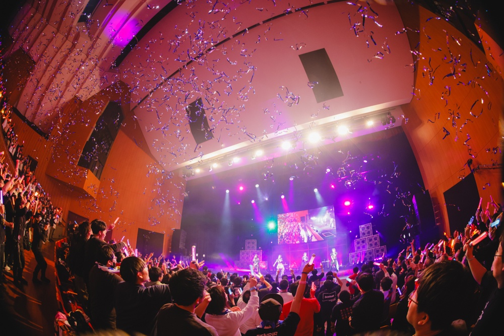 「せーの？」『ワン!!』全世界の熱犬は“激熱犬”へ──衝撃の全曲ライブから浴びたのは史上最強の“わっこいい”だった！ 「天狼群 1st LIVE-フェンリル-」昼公演レポート-7