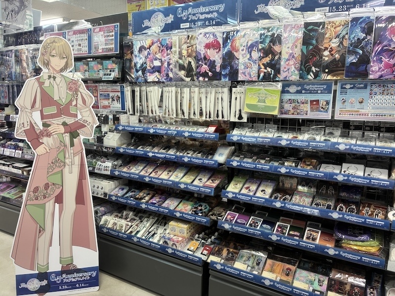 全国のアニメイトで「初めまして」そして「ようこそ」──「『魔法使いの約束』6.5Anniversary フェアinアニメイト」開催を記念して設置される魔法使いたちのスタンディパネルをまるっとご紹介！【フォトレポート】-14
