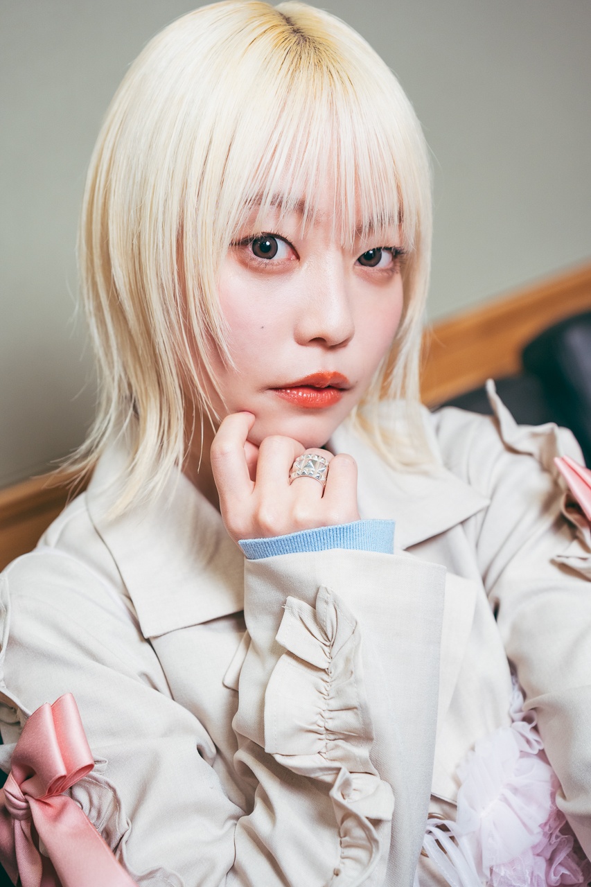 「ファーストキスがお尻の穴なんて嫌！」衝撃の台詞から始まった魔法学校物語――TVアニメ『黒猫と魔女の教室』本渡楓さん×島﨑信長さん×和泉風花さんインタビュー｜「可愛いだけじゃない」泥臭い成長とバディの絆-9