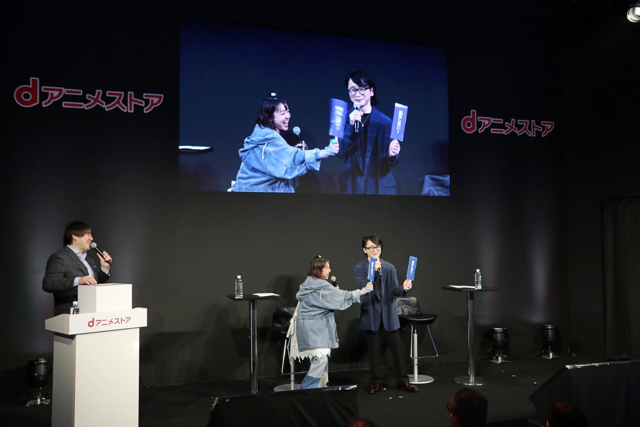 金田朋子さんのあるモノに対する持論に阿部敦さんも仰天!?  春アニメ『女神「異世界転生何になりたいですか」 俺「勇者の肋骨で」』ステージレポート【AJ2026】-4