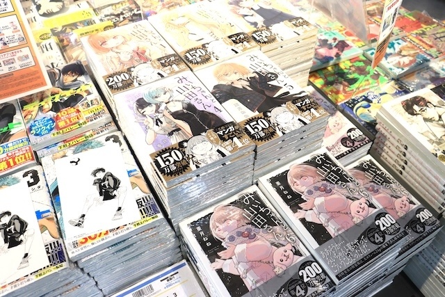 フェア「TVアニメ『ブルーロック』アニメイトフェア2026　～執事の務め～」や「『花秘める君のメテオール展2026』＆『「花秘める君のメテオール」グラッテ第三弾』＆第6巻新刊発売記念連動キャンペーン」が開催中！　ほか［今日のアニメイト池袋本店］-15