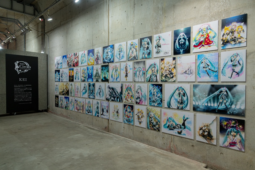 バーチャルシンガーへの愛は科学の限界を超えて──クリエイターたちの衝動が集結する「Project Circles -ミクたちとの共振-」アートギャラリー「Project Circles Gallery at Art Center NEW」フォトレポート-1