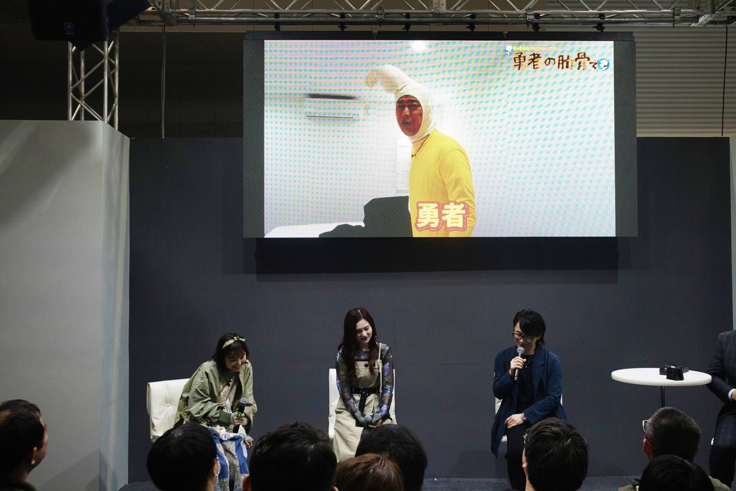 勇者の“肋骨”から「枕カバー」まで転生!? 阿部敦さん、M・A・Oさん、金田朋子さんが登壇した『女神「異世界転生何になりたいですか」俺「勇者の肋骨で」』日テレステージレポート【AJ2026】-3