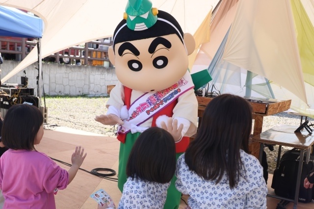 『映画クレヨンしんちゃん 奇々怪々！オラの妖怪バケ～ション』春の秋田キャンペーンを実施！　しんのすけが秋田県大仙市でPR｜「妖怪大集合！バケ～ションスチール」解禁-6