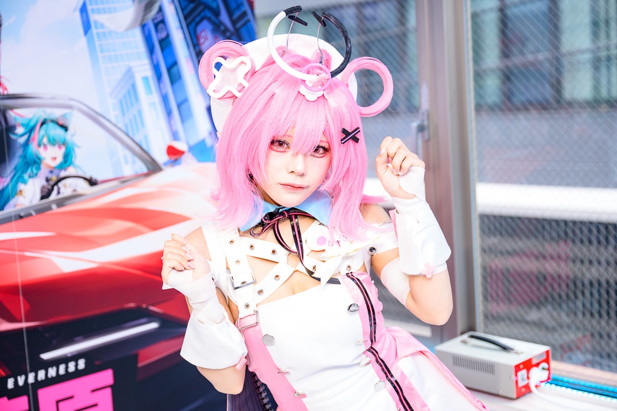 反則級の破壊力…！ あのねのあの“魅惑の谷間＆あざとポーズ”にドキッ｜『NTE』美人コスプレイヤー特集