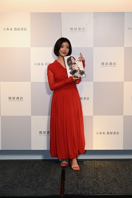 声優・アーティスト志崎樺音さん、1st写真集『unplugged』発売記念イベント実施！　発売して即重版決定に感謝「本当に皆さんのおかげ」-6