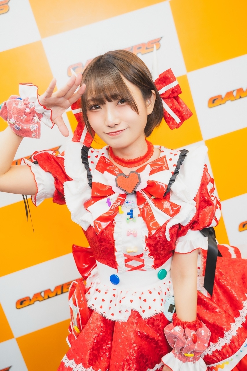 レトロゲームアイドルは現役ゲーセン店員!? 村下小粒さんの初出し“リアル制服”姿【ゲマコス09 撮り下ろしグラビア＆インタビュー】-4