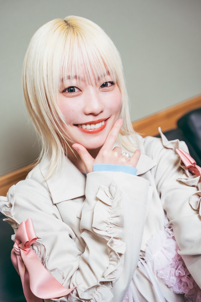 「ファーストキスがお尻の穴なんて嫌！」衝撃の台詞から始まった魔法学校物語――TVアニメ『黒猫と魔女の教室』本渡楓さん×島﨑信長さん×和泉風花さんインタビュー｜「可愛いだけじゃない」泥臭い成長とバディの絆-1