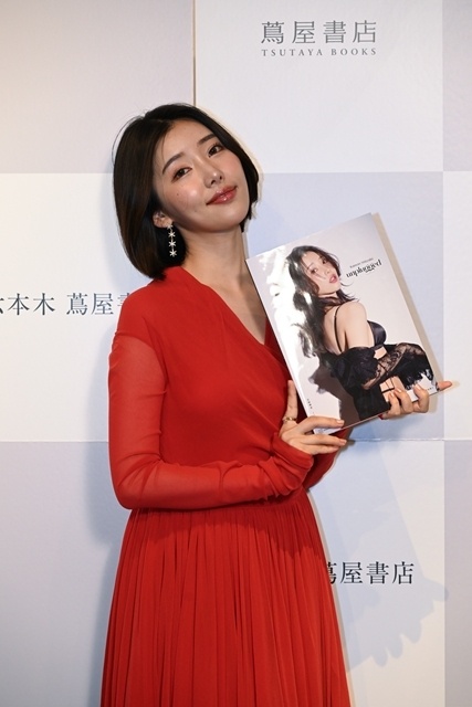 声優・アーティスト志崎樺音さん、1st写真集『unplugged』発売記念イベント実施！　発売して即重版決定に感謝「本当に皆さんのおかげ」-7