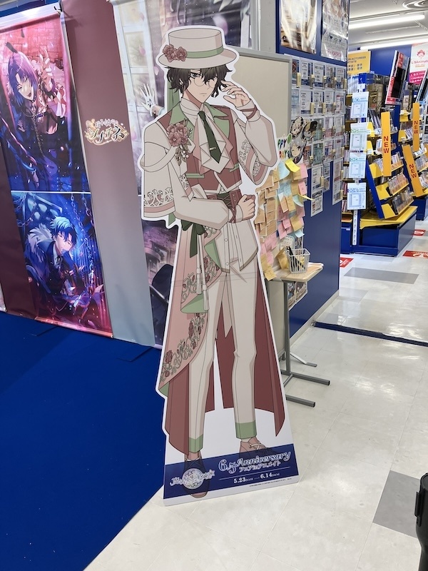 全国のアニメイトで「初めまして」そして「ようこそ」──「『魔法使いの約束』6.5Anniversary フェアinアニメイト」開催を記念して設置される魔法使いたちのスタンディパネルをまるっとご紹介！【フォトレポート】-13