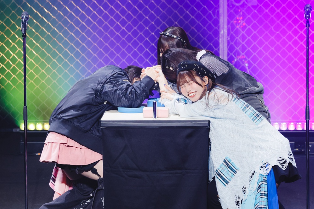 「せーの？」『ワン!!』全世界の熱犬は“激熱犬”へ──衝撃の全曲ライブから浴びたのは史上最強の“わっこいい”だった！ 「天狼群 1st LIVE-フェンリル-」昼公演レポート-1