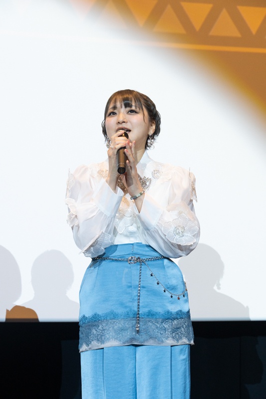 「あの当時にしかできない特別な瞬間」――『劇場版総集編メイドインアビス【前編】旅立ちの夜明け』リバイバル上映記念舞台挨拶に富田美憂さん、伊瀬茉莉也さん、井澤詩織さんが登壇【レポート】-6