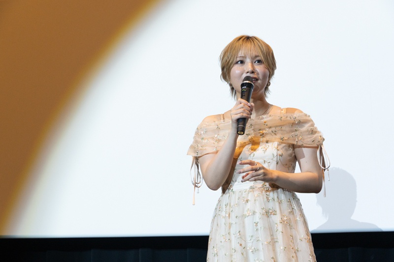 「あの当時にしかできない特別な瞬間」――『劇場版総集編メイドインアビス【前編】旅立ちの夜明け』リバイバル上映記念舞台挨拶に富田美憂さん、伊瀬茉莉也さん、井澤詩織さんが登壇【レポート】-2