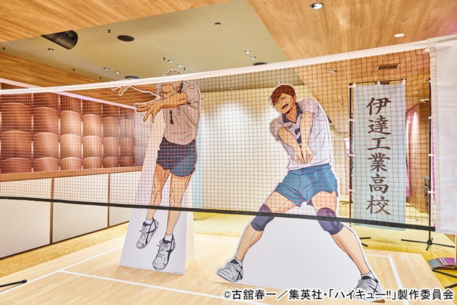 ジャージ着用OK、横断幕が手に取れるという新しい試み――アニメ「ハイキュー!!」とコラボ中のサンシャインシティプリンスホテル「IKEPRI 25」をレポート|キャラクターパネルを動かして春の高校バレー宮城県大会代表決定戦&春の高校バレー全国大会のコートで選手たちの試合の応援体験ができる!?-15