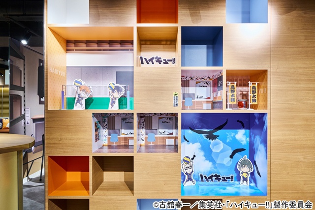 ジャージ着用OK、横断幕が手に取れるという新しい試み――アニメ「ハイキュー!!」とコラボ中のサンシャインシティプリンスホテル「IKEPRI 25」をレポート|キャラクターパネルを動かして春の高校バレー宮城県大会代表決定戦&春の高校バレー全国大会のコートで選手たちの試合の応援体験ができる!?-21