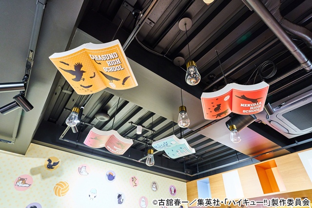 ジャージ着用OK、横断幕が手に取れるという新しい試み――アニメ「ハイキュー!!」とコラボ中のサンシャインシティプリンスホテル「IKEPRI 25」をレポート|キャラクターパネルを動かして春の高校バレー宮城県大会代表決定戦&春の高校バレー全国大会のコートで選手たちの試合の応援体験ができる!?-26