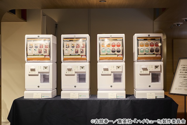 ジャージ着用OK、横断幕が手に取れるという新しい試み――アニメ「ハイキュー!!」とコラボ中のサンシャインシティプリンスホテル「IKEPRI 25」をレポート|キャラクターパネルを動かして春の高校バレー宮城県大会代表決定戦&春の高校バレー全国大会のコートで選手たちの試合の応援体験ができる!?-19