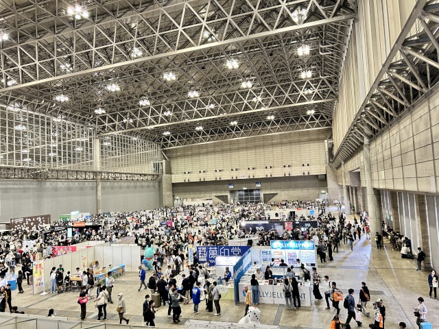 ▲幕張メッセの広大な会場内を埋め尽くす無数のブースと熱気あふれる来場者たち