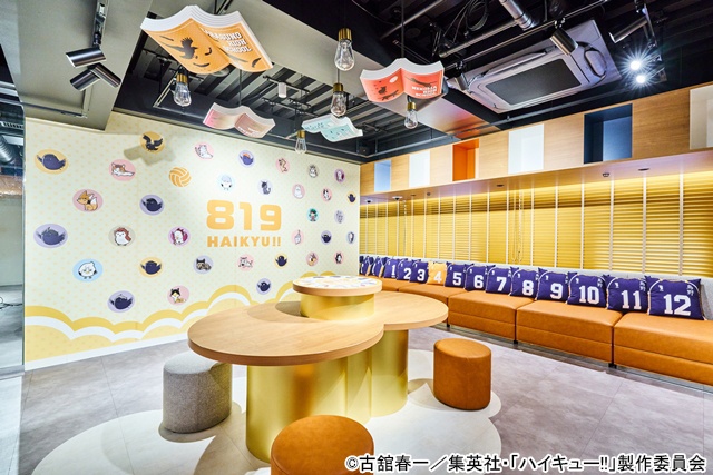 ジャージ着用OK、横断幕が手に取れるという新しい試み――アニメ「ハイキュー!!」とコラボ中のサンシャインシティプリンスホテル「IKEPRI 25」をレポート|キャラクターパネルを動かして春の高校バレー宮城県大会代表決定戦&春の高校バレー全国大会のコートで選手たちの試合の応援体験ができる!?-25