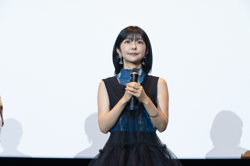 「あの当時にしかできない特別な瞬間」――『劇場版総集編メイドインアビス【前編】旅立ちの夜明け』リバイバル上映記念舞台挨拶に富田美憂さん、伊瀬茉莉也さん、井澤詩織さんが登壇【レポート】-7