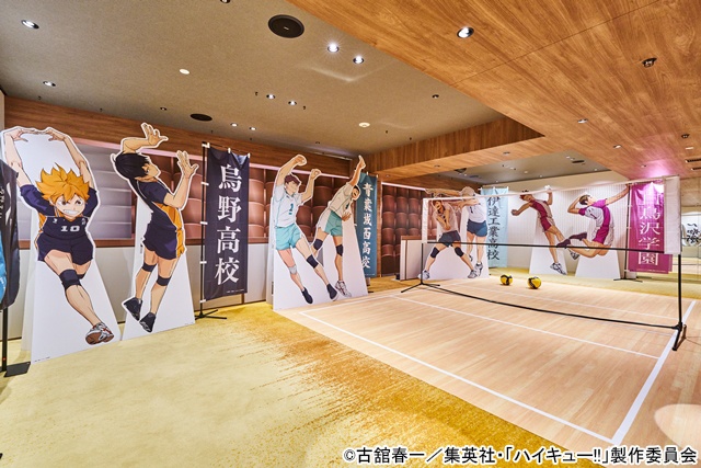 ジャージ着用OK、横断幕が手に取れるという新しい試み――アニメ「ハイキュー!!」とコラボ中のサンシャインシティプリンスホテル「IKEPRI 25」をレポート|キャラクターパネルを動かして春の高校バレー宮城県大会代表決定戦&春の高校バレー全国大会のコートで選手たちの試合の応援体験ができる!?-14