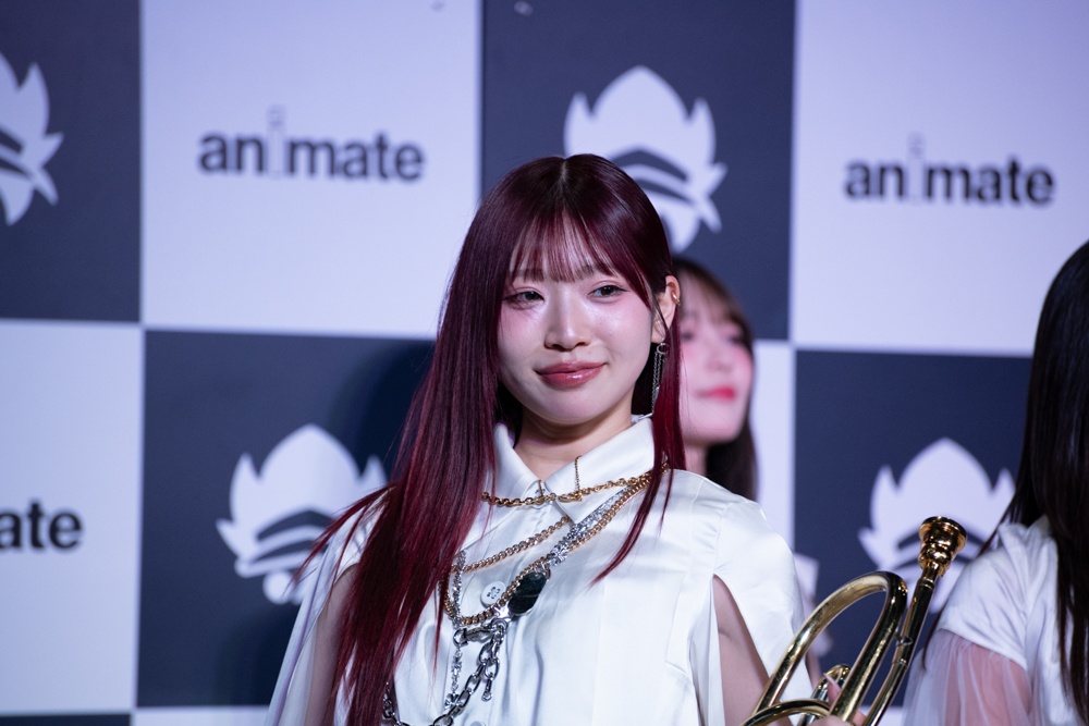 「『ここで演奏してくれて嬉しかった』という声をいただきました」──『転生したらスライムだった件 第4期』エンディング主題歌「渇望」リリース記念！ ゴージャス・ラグジュアリー・ロイヤルな“ブラドル”CiONがアニメイト池袋本店に降臨！【イベントレポート】-7