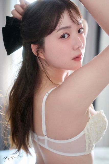 伊藤彩沙さんの写真集「アヤサージュ」が発売！　シンガポールとインドネシア・ビンタン島にて撮影された掲載カットが公開｜コメントも到着-2