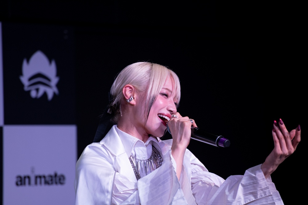 「『ここで演奏してくれて嬉しかった』という声をいただきました」──『転生したらスライムだった件 第4期』エンディング主題歌「渇望」リリース記念！ ゴージャス・ラグジュアリー・ロイヤルな“ブラドル”CiONがアニメイト池袋本店に降臨！【イベントレポート】-5