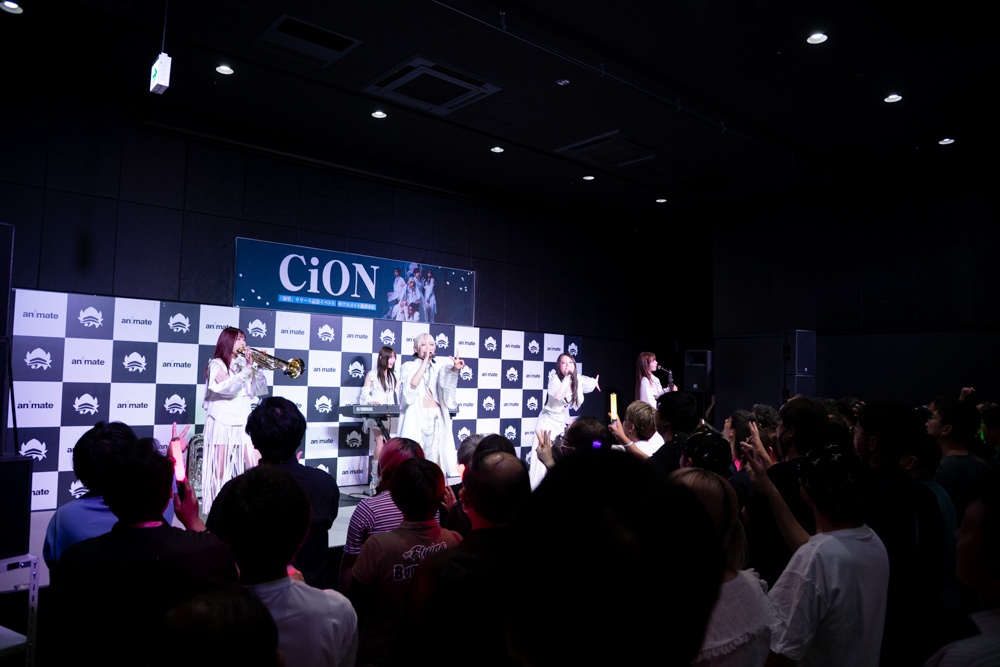 「『ここで演奏してくれて嬉しかった』という声をいただきました」──『転生したらスライムだった件 第4期』エンディング主題歌「渇望」リリース記念！ ゴージャス・ラグジュアリー・ロイヤルな“ブラドル”CiONがアニメイト池袋本店に降臨！【イベントレポート】-4