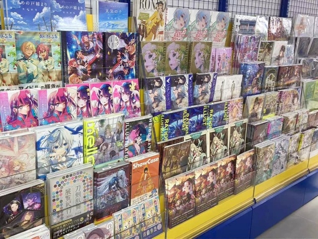 △コミックスはもちろん、画集や雑誌も豊富に展開中
