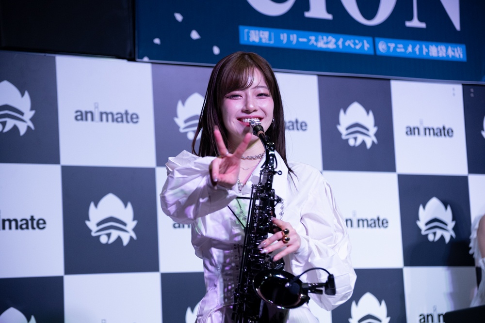 「『ここで演奏してくれて嬉しかった』という声をいただきました」──『転生したらスライムだった件 第4期』エンディング主題歌「渇望」リリース記念！ ゴージャス・ラグジュアリー・ロイヤルな“ブラドル”CiONがアニメイト池袋本店に降臨！【イベントレポート】-9
