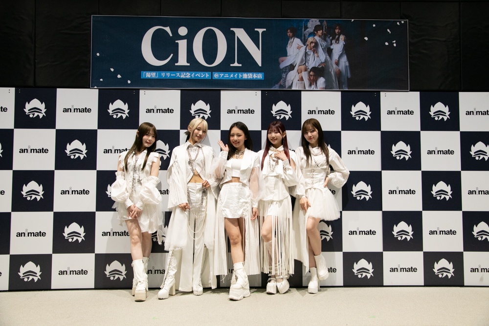 「『ここで演奏してくれて嬉しかった』という声をいただきました」──『転生したらスライムだった件 第4期』エンディング主題歌「渇望」リリース記念！ ゴージャス・ラグジュアリー・ロイヤルな“ブラドル”CiONがアニメイト池袋本店に降臨！【イベントレポート】-10