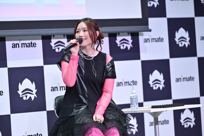 長谷川育美さんのトーク＆ミニライブ、あるキャストからのサプライズも!?　『ヴィジランテ -僕のヒーローアカデミア ILLEGALS-』ポップ☆ステップのバースデーパーティーレポート-5