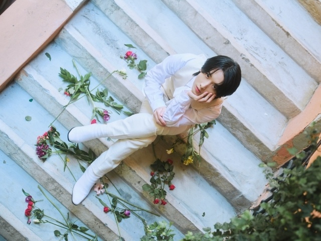 声優・小林千晃さんのデビュー10周年記念写真集「Chiamore」より、“ファンへの感謝”が表れた白スーツ姿の先行カット第5弾が初解禁！-3