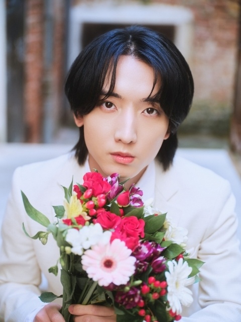 声優・小林千晃さんのデビュー10周年記念写真集「Chiamore」より、“ファンへの感謝”が表れた白スーツ姿の先行カット第5弾が初解禁！-2