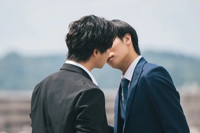 【第1話レビュー】ドラマ『キスは捜査のあとで』深い沼へと誘う歳の差現場ラブ！　クールな塩野の内側に燃え滾る想い×愛されすぎるアラフォー刑事・多古井-1