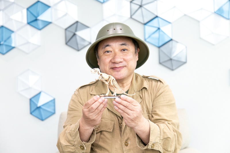恐竜の色が判明したのはイカのおかげ!?　2026年夏アニメ『プラノサウルス ガチコセイブツ部』をきっと見たくなる！　爬虫類研究家・富田京一先生による“ガチ”の恐竜＆古生物講座-1
