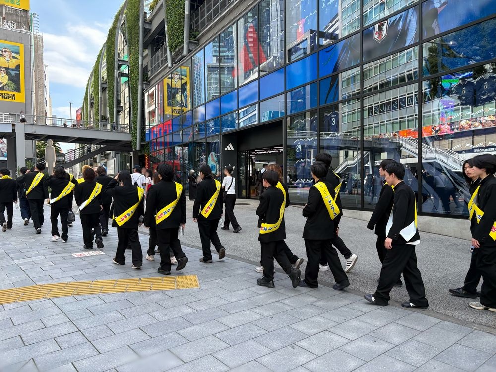 渋谷に謎の学ラン集団！　お笑い芸人・カミナリの先導のもと、街中でふたばを大捜索？　アニメ『サンダー３』放送開始を記念した大規模企画をレポート-8